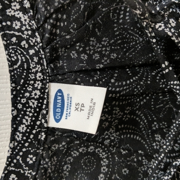 Old Navy Women's Short Sleeve Paisley 1/4 Top w/Tie Front Size XS - Picture 4 of 7